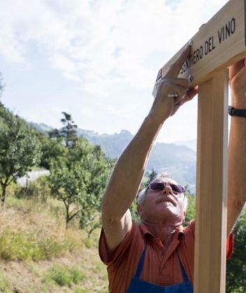 Martin Reichhalter tauscht ein Schild aus